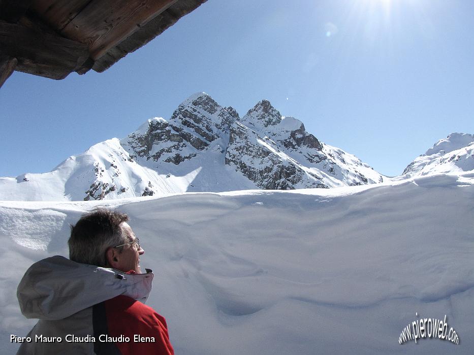 77 Alla cappelletta del rifugio con il Trona in fronte.jpg